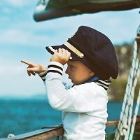 子供をヨットに乗船させる
